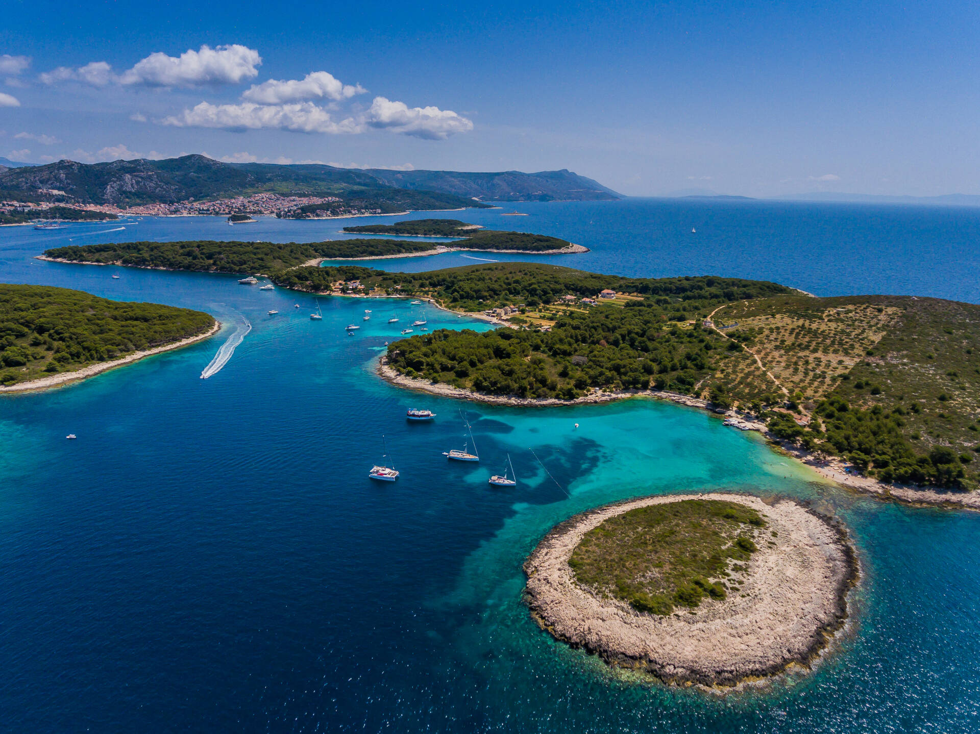 Let us find the perfect yacht for your sailing holiday from Vodice.
