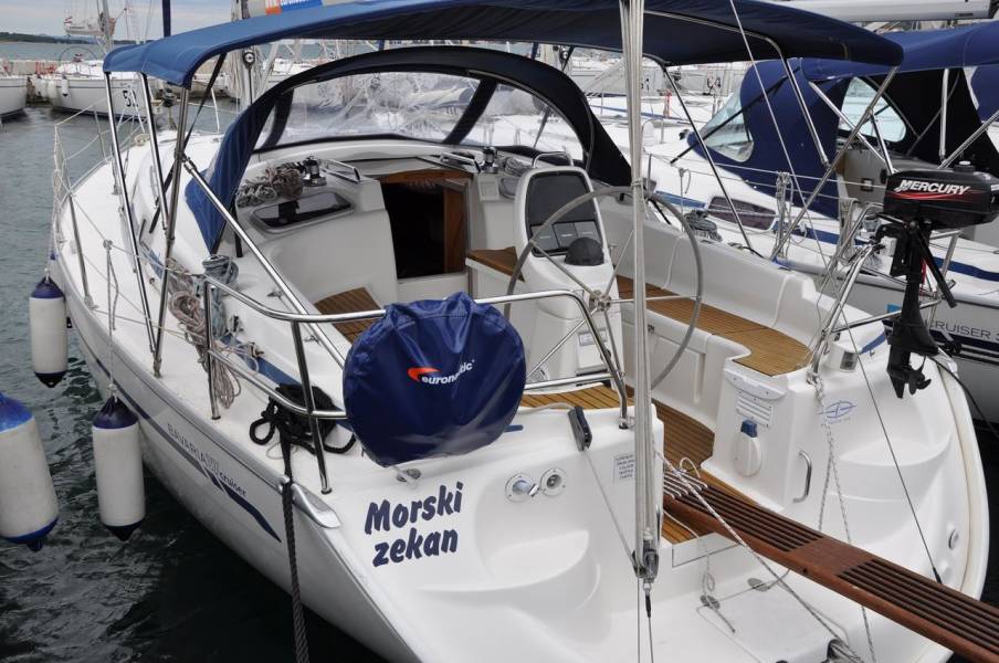 bavaria 37 motorboat